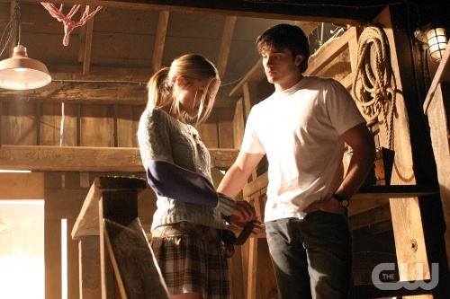 TheCW Staffel1-7Pics_58.jpg - SMALLVILLE"Unsafe" (Episode #411)Image #SM411-9486Pictured (l-r): Sarah Carter as Alicia, Tom Welling as Clark KentCredit: © The WB/David Gray